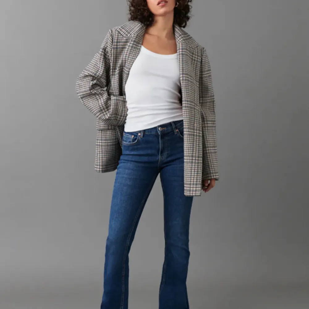 Säljer dessa jätte snygga jeans från Gina Tricot pågrund av att de har blivit lite för korta för min stil. Annars sitter jeansen perfekt! Köpa för 500kr! . Jeans & Byxor.