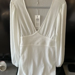 Studendklänning - Jättefin klänning, tajt runt midjan och stretchig. Aldig använd endast testad.  Hittar inte den på nätet längre därav inga fler bilder men skriv om ni vill ha fler!💕