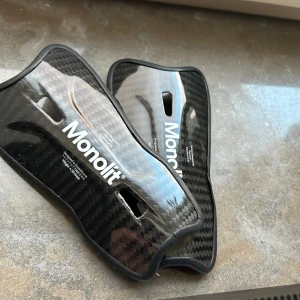 Monolit benskydd 14 cm - Säljer mina 14 cm monolit benskydd, slutat använda de för längesen. mycket bra skick