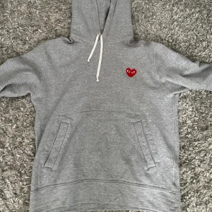 Cdg hoodie - Säljer denna skitfeta cdg hoodien - skick 8,5/10 - storlek M - säljer eftersom den sitter lite litet på mig som är 188 - hör av dig vid funderingar!