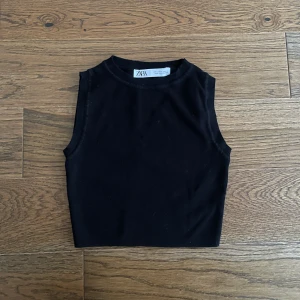 Topp från Zara  - Svart croppad topp från Zara 🖤