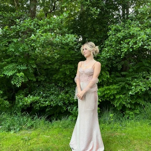 Bal Klänning - Jätte fint skick, sömmen är lite dålig precis vid rumpan men går att sy annars toppen skick!