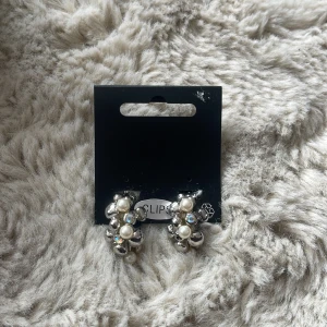 Clips örhängen  - Clips örhängen i silver. Funkar perfekt till de som inte har hål i öronen. Aldrig använda 