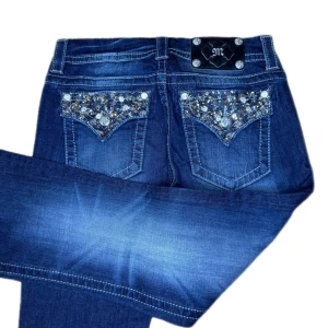 MISS ME JEANS - Miss Me jeans i modellen ”ME8045B/boot” midjemåttet rakt över är 37cm. Ytterbenet 106cm och innerbenet 84cm. Jeansen är som helt nya. Kontakta vid intresse!