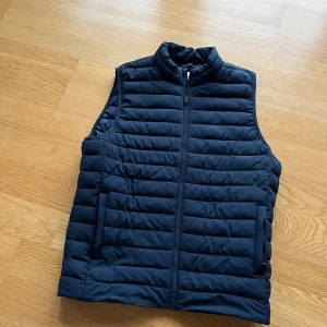 Jack & Jones väst - Säljer Jack and Jones väst i nyskick. Storlek L