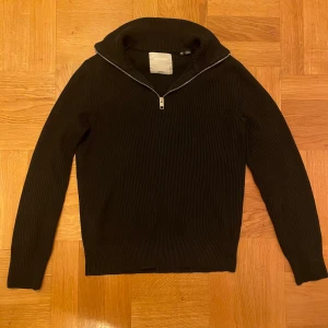 Jack n Jones halvzip - En jätte snygg och skön Jack n Jones halvzip i bra skick som passar perfekt nu till våren. Nypris ligger på 599 kr men jag säljer den för bara 89kr. 