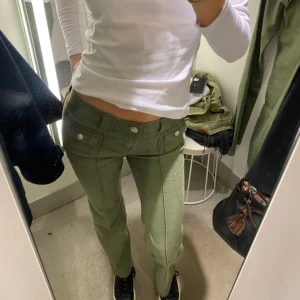 Lågmidjade gröna jeans - Älskar dessa jeans men kommer inte till användning längre💘Så fina till sommaren & i väldigt bra skick!!
