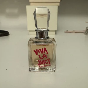 5ml Juicy Couture Miniparfym - 5ml mini från juicy som jag inte använder, pris kan diskuteras vid snabb affär💖