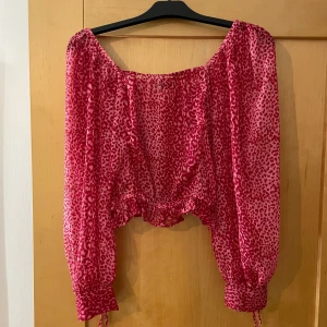 Genomskinlig topp - Rosa leopardmönstrad blus, aldrig använt