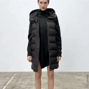 Zara väst svart - Säljer min zara väst som är slutsåld på hemsidan, använd endast fåtal gånger💕