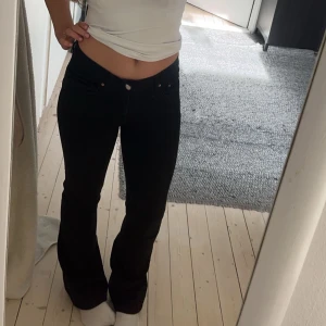 Boot cut lågmidjade jeans - Säljer min väns lågmidjade boot cut som är i bra skick fast de är väl använda. Däremot slitna vid hälarna men inget man märker av🩷