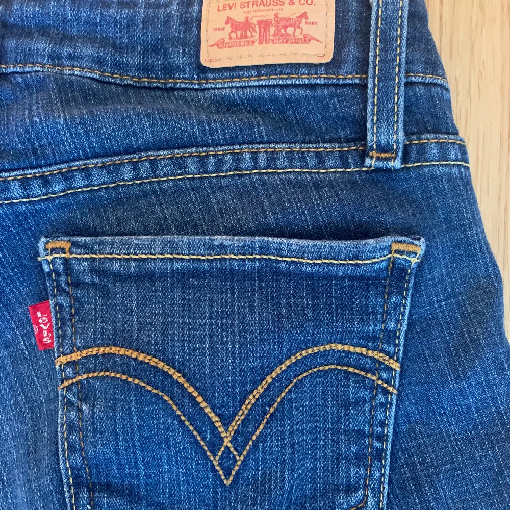 Ett par mörkblåa lågmidjade jeans från Levi’s i mycket bra skick!. Jeans & Byxor.
