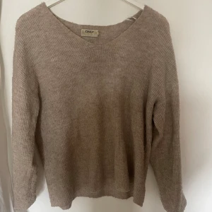 Stickad tröja - En beige stickad tröja i storlek S, i mycket bra skick