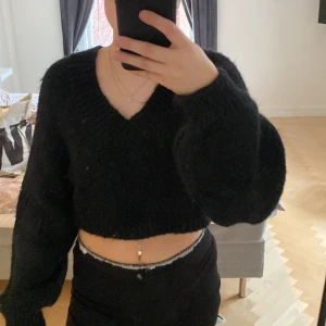 Stickad  - En kort stickad fin tröja från gina