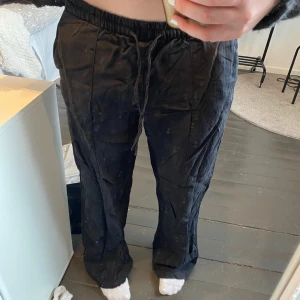 Linnebyxor  - Säljer mina linnebyxor från Zara som knappt är använda🫶🏽 sydda på två sömmar men syns ej. Lite skrynkliga då dem ej är strykta💞