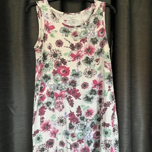 Klänning - Fin blommig klänning, använd fåtal gånger.