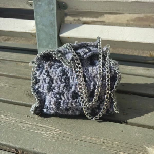 Stella Mc Cartney inspirerad väska  - En egenvirkad(!!) Stella MC väska, mindre format. Den är gjorde helt från egendesign, men har gjort flera andra i olika storlekar o fått många komplimanger för de. Om önskat så kan en axelbands kedja sättas dit!🩶Priset är satt efter material och tid🩷