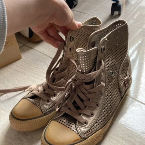 Skrimriga converse -  Super coola skimriga skor i rose gold liknande färg från märket Ashitalia. Jätteunika och fina detaljer på skorna! Oanvända och bra skick!💗  