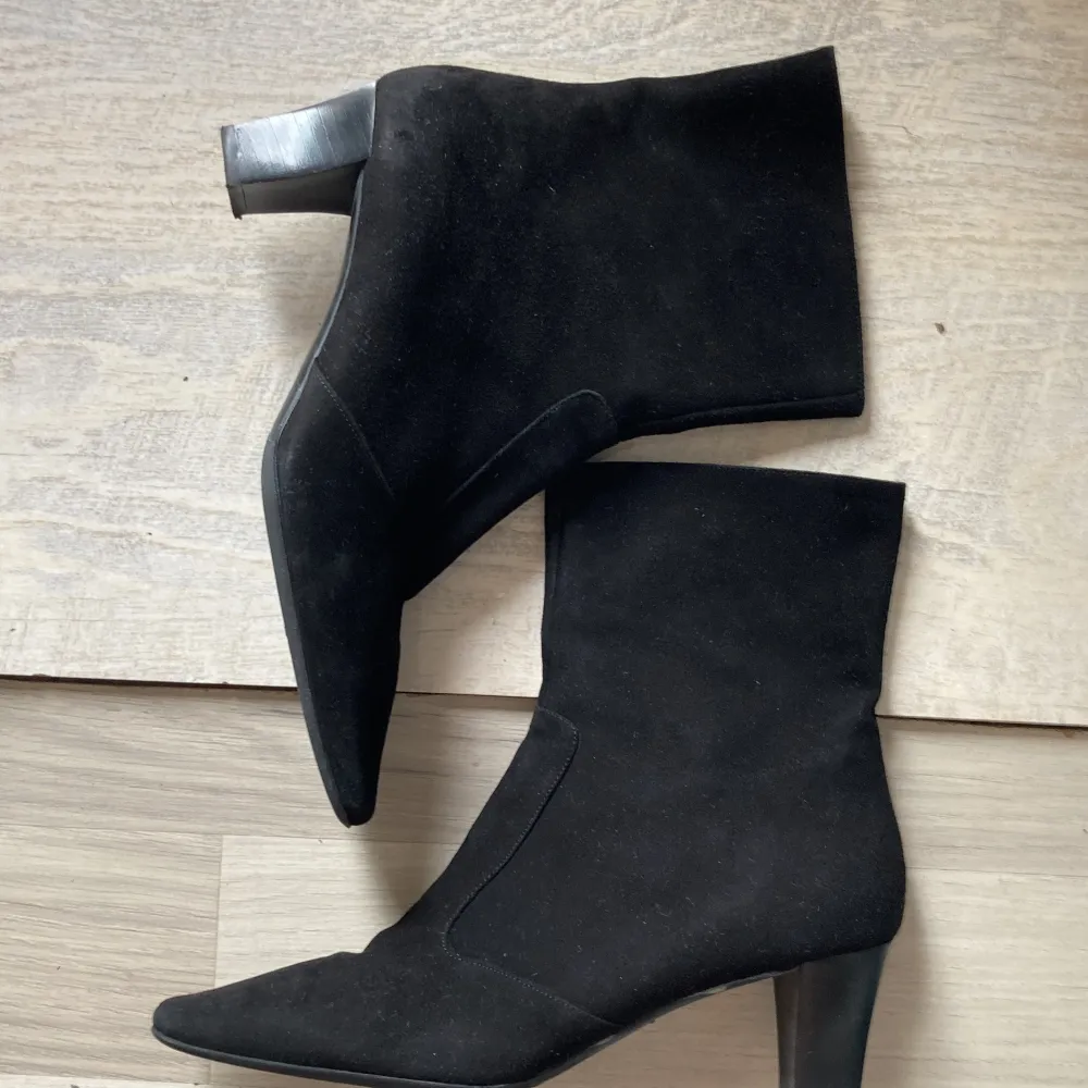 Super snygga svarta läder klack skor med en spetsigare tå. Jag köpte skorna  i Spanien men har inte använt dem så dem är helt nya! perfekta för en ute kväll eller för att styla sin outfit rikigt snyggt!💗 Startbud 300kr. Skor.