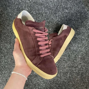 Vinröda Saint Laurent skor.  - Säljer ett par saint laurent skor i färgen vinröd. Skorna är i fint skick och självklart äkta. Endast skor medföljer. Vid minsta lilla fråga är det bara att fråga. 