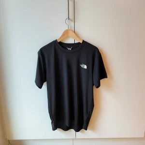 North face dri fit tee - Träningströja från NF. Storlek: Small  [OBS, köper du fler varor bjuder jag på frakten🤌🏻]