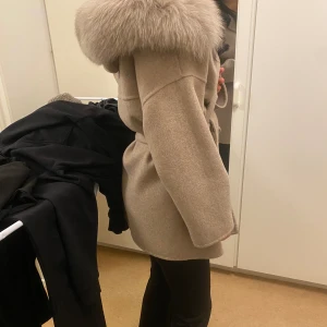 Cashmere kappa med äkta päls - Säljer min kappa från garoff i storlek S. Passar xs,s,m. Köpt för 2399, mitt pris 1500:- Pris går att diskutera! Den är bokstavligen använd 2 gnr! Exakt som ny.