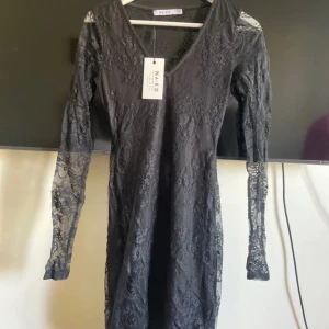 Svart långärmad klänning  - Ej använd, passar bra i nån som är i S också ny med prislapp