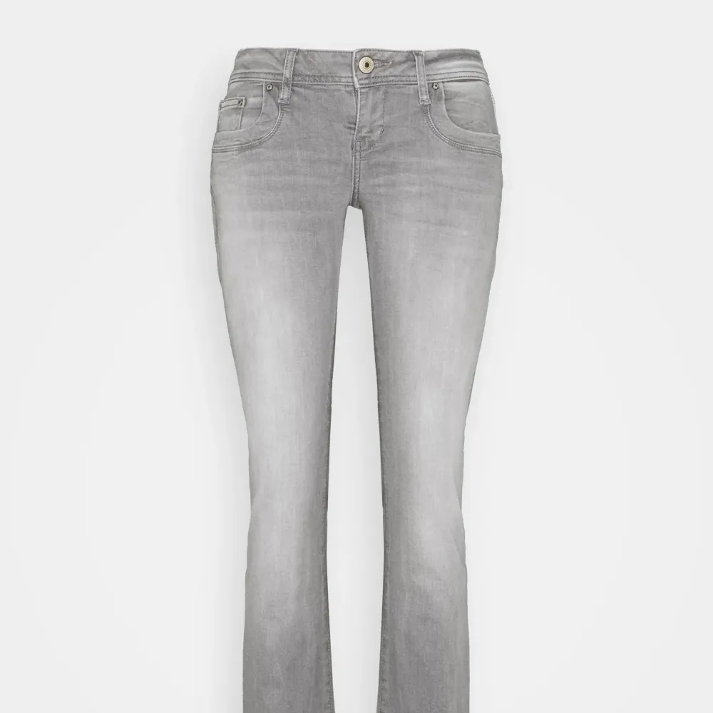 Intresse koll för mina lågmidjade grå jeans som tyvärrär för stora för mig. Kan gärna byta mot storlek mindre också . Jeans & Byxor.