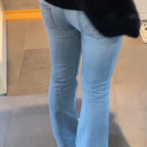 lågmidjade jeans - superfina lågmidjade jeans som jag säljer då de tyvärr var lite för tighta i midjan för mig. passar xs/s. jag är 165 & de sitter bra i längden. mycker bra skick! skriv till mig för mer bilder, mått eller vid frågor!💕😊