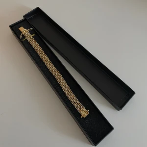 X-Länk Armband  - X - Länk armband i Guldplätering med stämpel 925, sparsamt använd i några månader, jätte fint skick! 1 cm på bredden, och 16,3 cm lång. Perfekt för de som har en smal handled som mig! Passar även för de som har 16 cm, vilket jag har! 