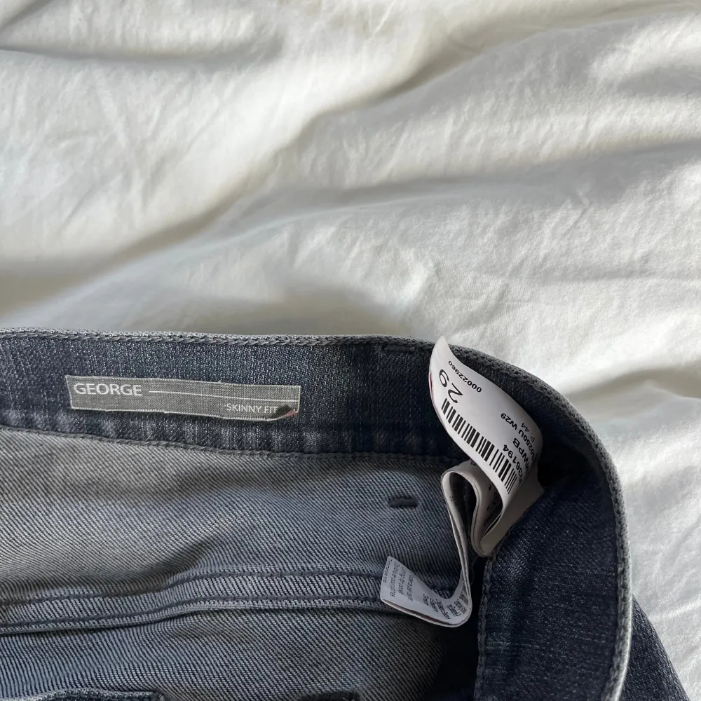 Säljer mina dondup george jeans. Storlek 29 passar 170 typ. Väldigt bra skick!  Bara att skriva om du har några frågor. . Jeans & Byxor.