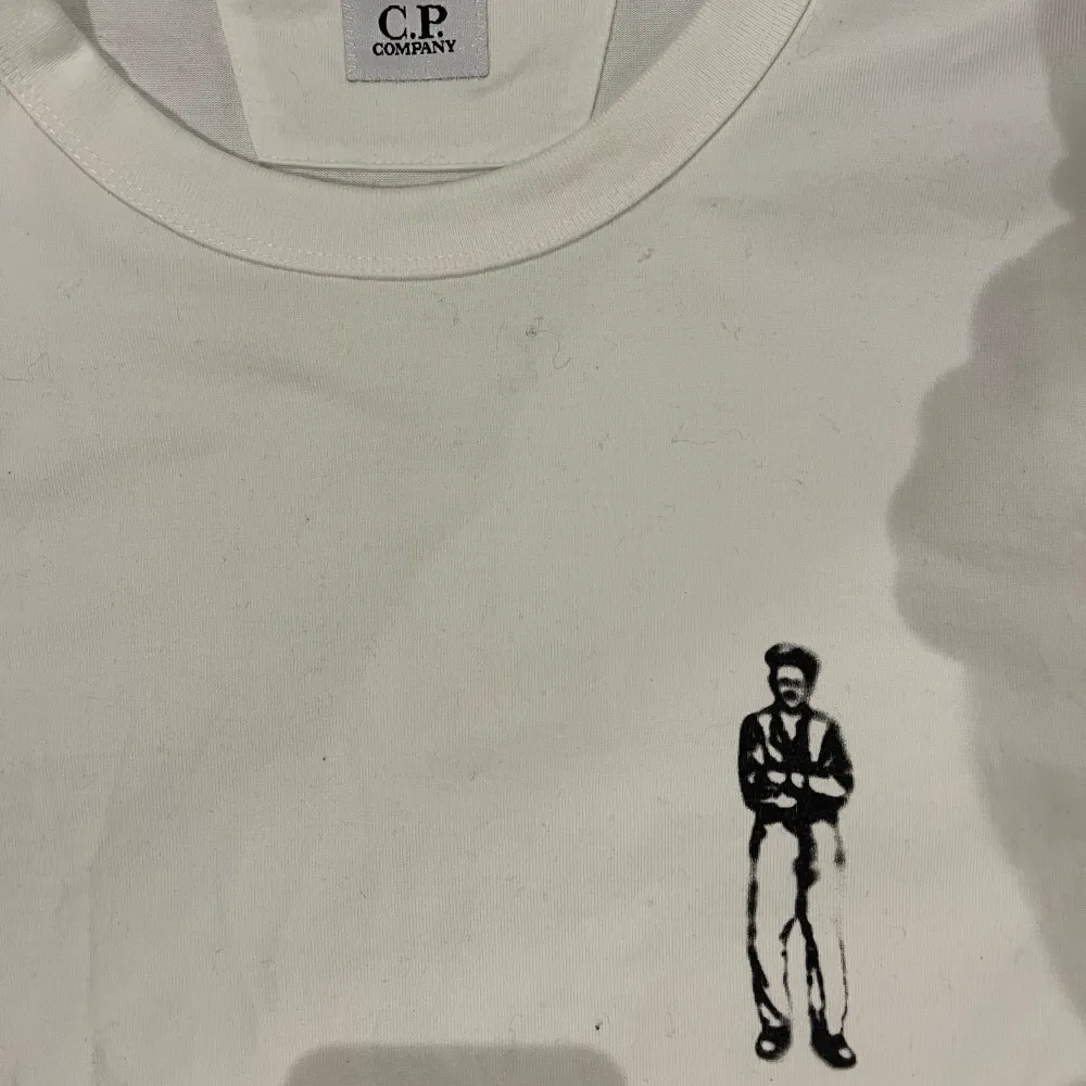 Hej jag säljer en riktigt snygg CP company t shirt som ör helt ny. Den ör riktigt skön och riktigt snygg med tryck på ryggen.  Skick: 10/10. T-shirts.