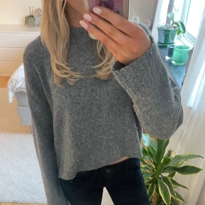 Grå stickad tröja  - Snygg grå stickad tröja från H&M, den har tecken på användning då den är lite nopprig💕💕