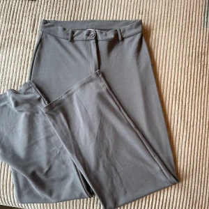 Kostymbyxor Nelly  - Kostymbyxor från Nelly i mjukismaterial