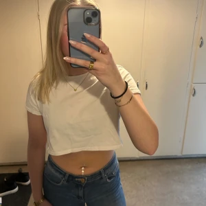 Croppad t-shirt - Vit croppad t-shirt från nakd💓 Strl XS