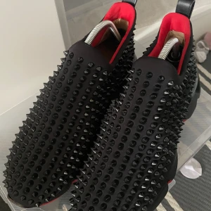 C Louboutin Spike Sock - Jag vill sälja för är fel storlek för mig, box och påse finns  storlek 42/43 