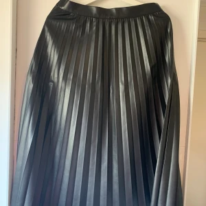 Plisserad skinnkjol - Nästan ny bara testad fåtal gånger 💐 Klicka gärna på köp nu eller kontakta 🤗