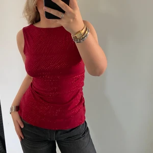 Röd glittrig festtopp - Säljer denna söta rödglittriga festtoppen så den inte kommer till användning. I storlek S. Inga defekter. 