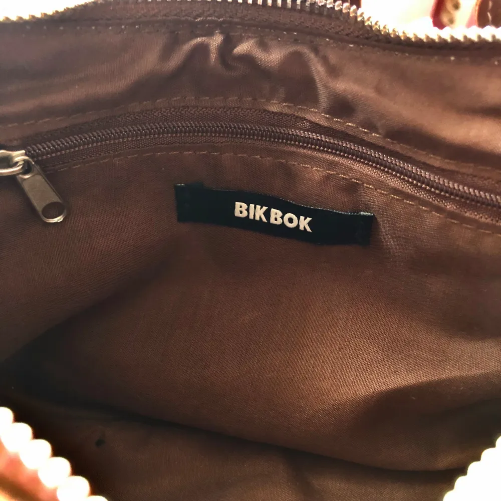 Snygg y2k väska från bikbok i fejk läder, typ aldrig används. Ser liten ut men det finns plats för mycket i den! Säljer eftersom jag aldrig använder den, inga fäckar eller märken den är super fräsh! . Väskor.