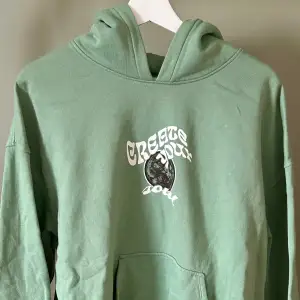Fin grön hoodie med tryck från HM. Jätte bra skick, ser i princip oanvänd ut! Sitter lagom oversized på mig som brukar ha storlek S!💚