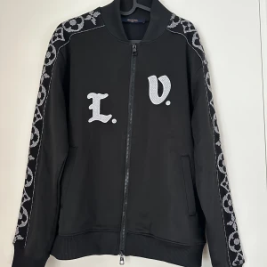 Louis Vuitton collage jacka - Mycket bra skick. Storlek L.