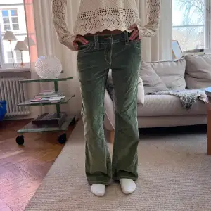 Jättefina gröna jeans som tyvärr var för korta på mig. Passar någon som är ca 165 cm lång skulle jag säga. (Lånad bild)