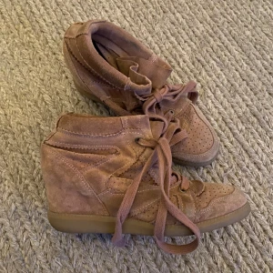 Pavement skor - Säljer dessa fina pavement skor med inbyggd klack i storlek 38 i en fin rosa färg! 💕Liknar de populära skorna från isabel marant 