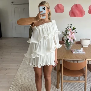 Sommarklänning  - Den perfekta klänningen för sommaren, midsommar eller studenten! 🌸🌸🌸 helt ny lappar kvar! Säljer endast vid bra bud 🩷 Helt slutsåld! 