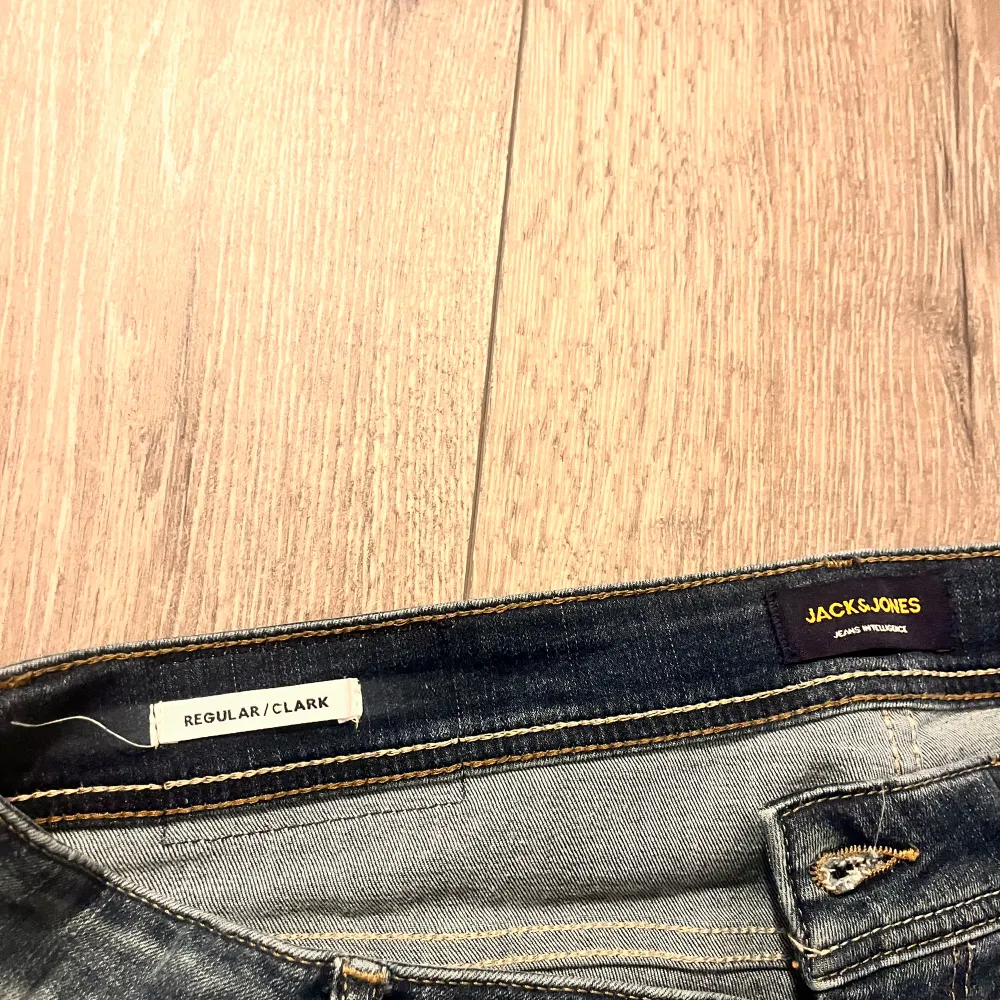 Jack and Jones jeans, modell ”regular Clark” (Straight fit) | Skick 9/10 använda 3 gånger | Nypris 899 Mitt pris 249 |  Dm vid frågor och funderingar | . Jeans & Byxor.