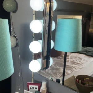 Sminkbekysning - Säljer dessa två sminkbelysningslampor som jag köpte för ca 2 veckor sen😋De fungerar toppenbra💕🫶🏻Köptes för sammanlagt 175 kr men säljer för 99🤗