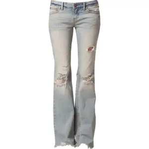 Söker ett par jeans likande dessa. Hör av er om ni har. Pris diskuteras!