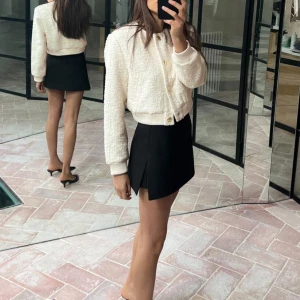 Shortskjol zara - Helt ny men var för sen med att lämna tillbaka den. Jättefin populär slut i butik! Nypris 379kr