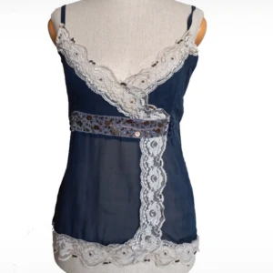 Söt mörkblå spetstopp  - Sitter fint på kroppen, bra skick