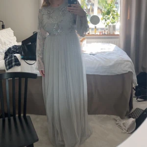 Bal klänning  - Använd 1 gång, är i superbra skick! Säljer då jag inte kommer få användning av den igen 